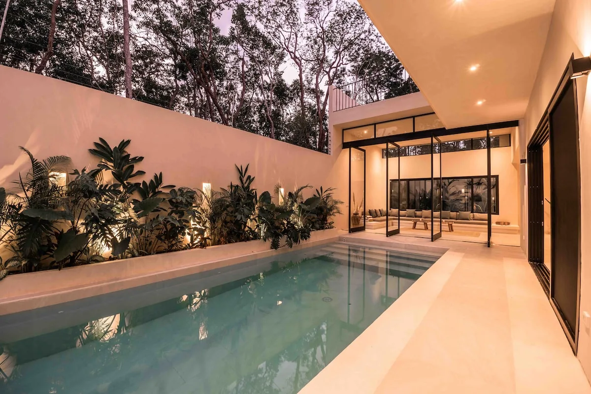 Alberca Casa H de 11x3.5 metros con vista a la selva